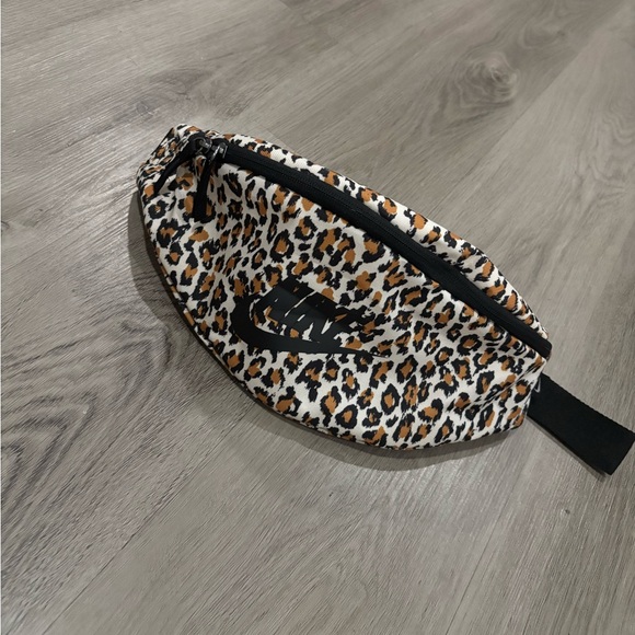 Nike Green and Pink Drawstring Bag with Leopard Fanny Pack - Picture 2 of 3